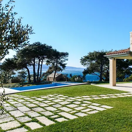 Avola Exclusive Access Vila Bol