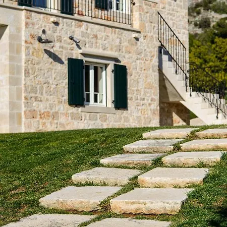Avola Exclusive Access Vila